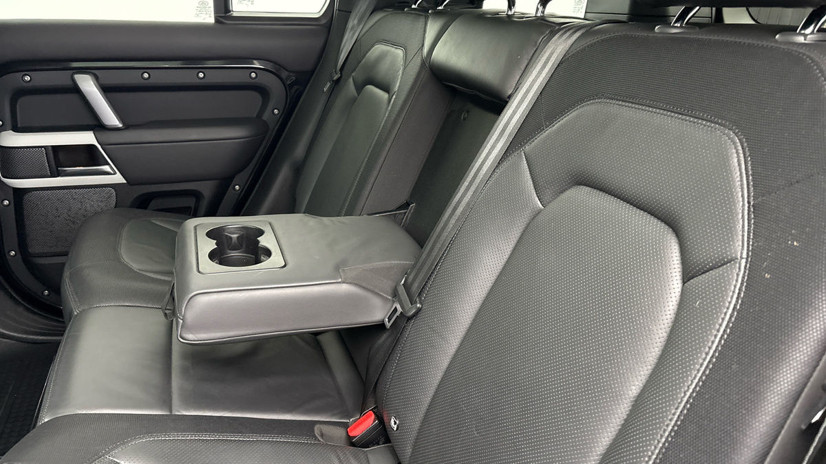 Land Rover Defender 110 Image 9