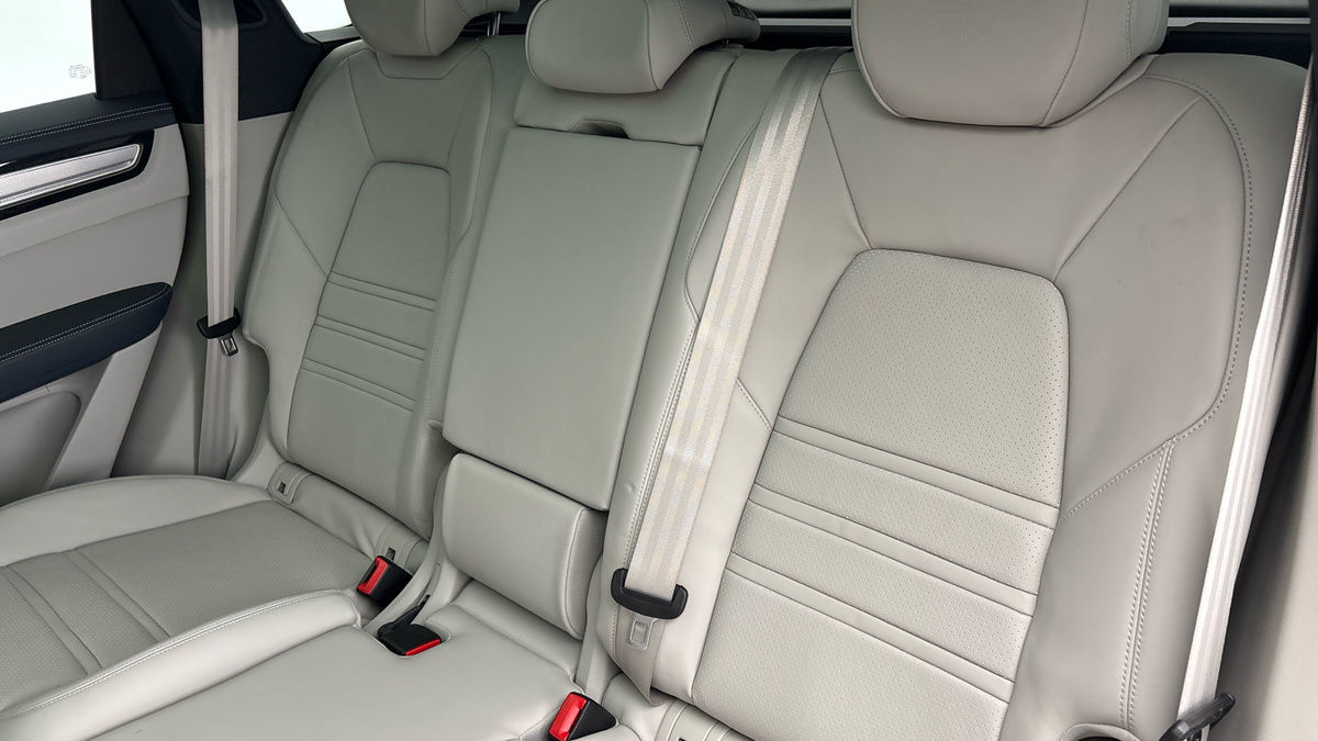 Porsche Cayenne Image 8