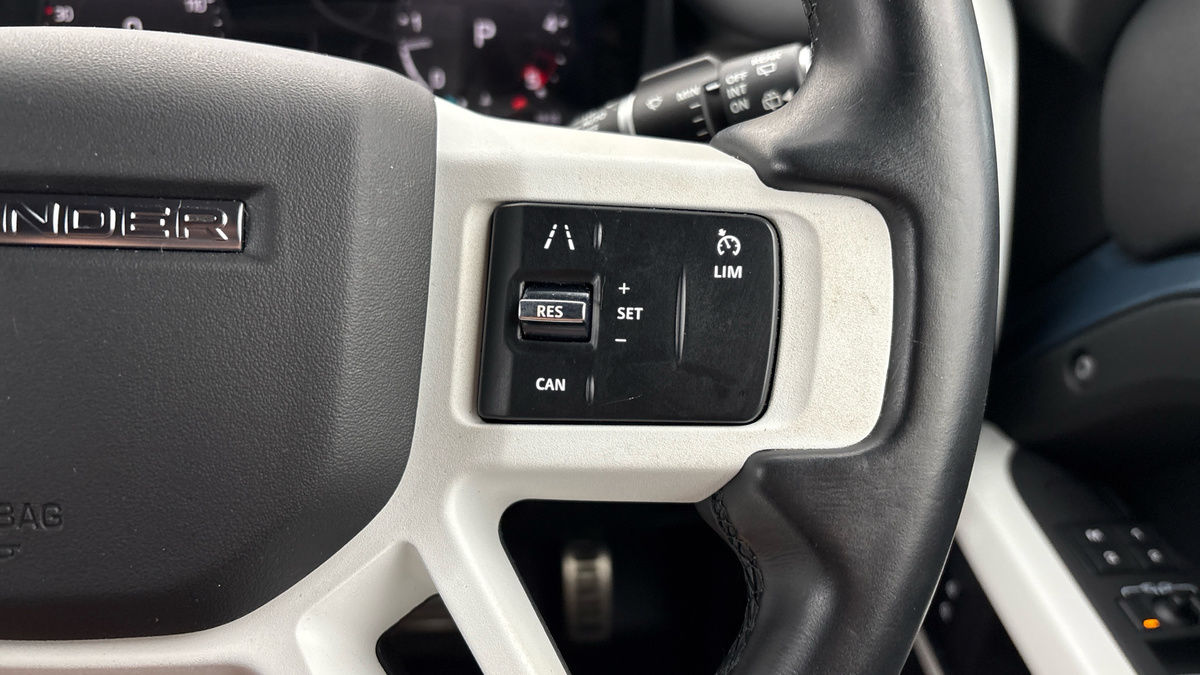 Land Rover Defender 110 Image 14