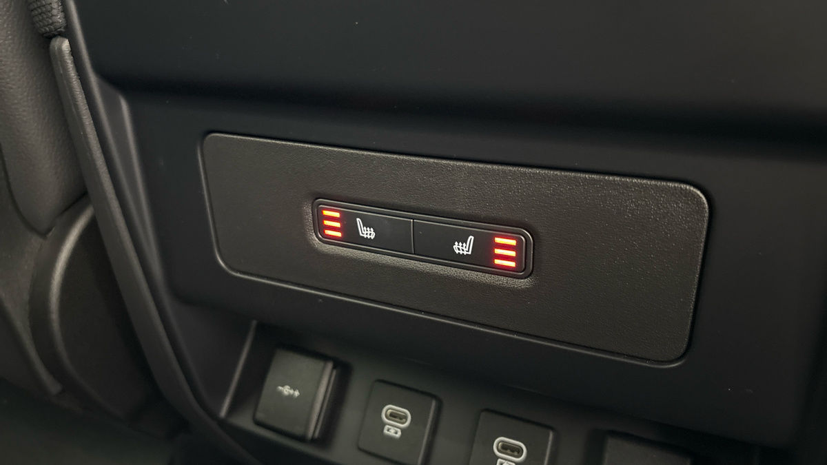 Land Rover Defender 110 Image 26