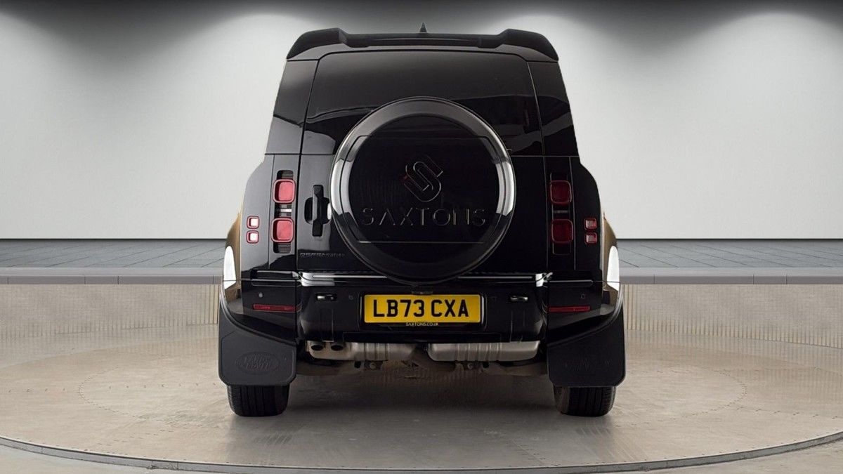 Land Rover Defender 110 Image 4