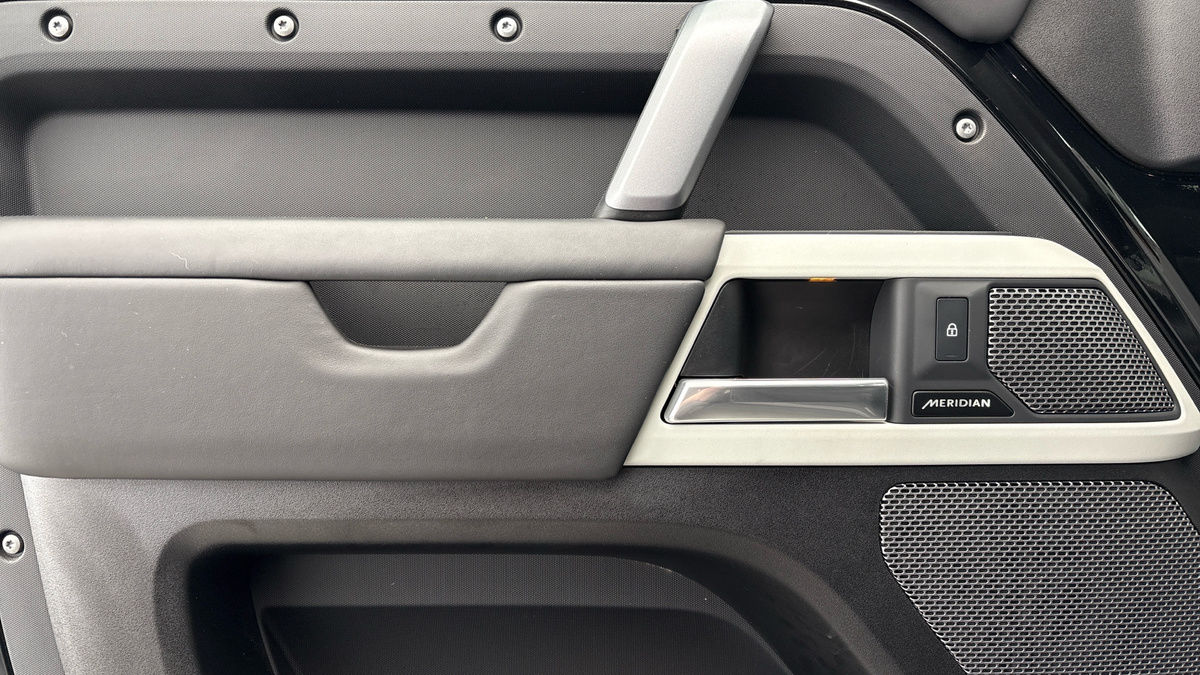 Land Rover Defender 110 Image 19