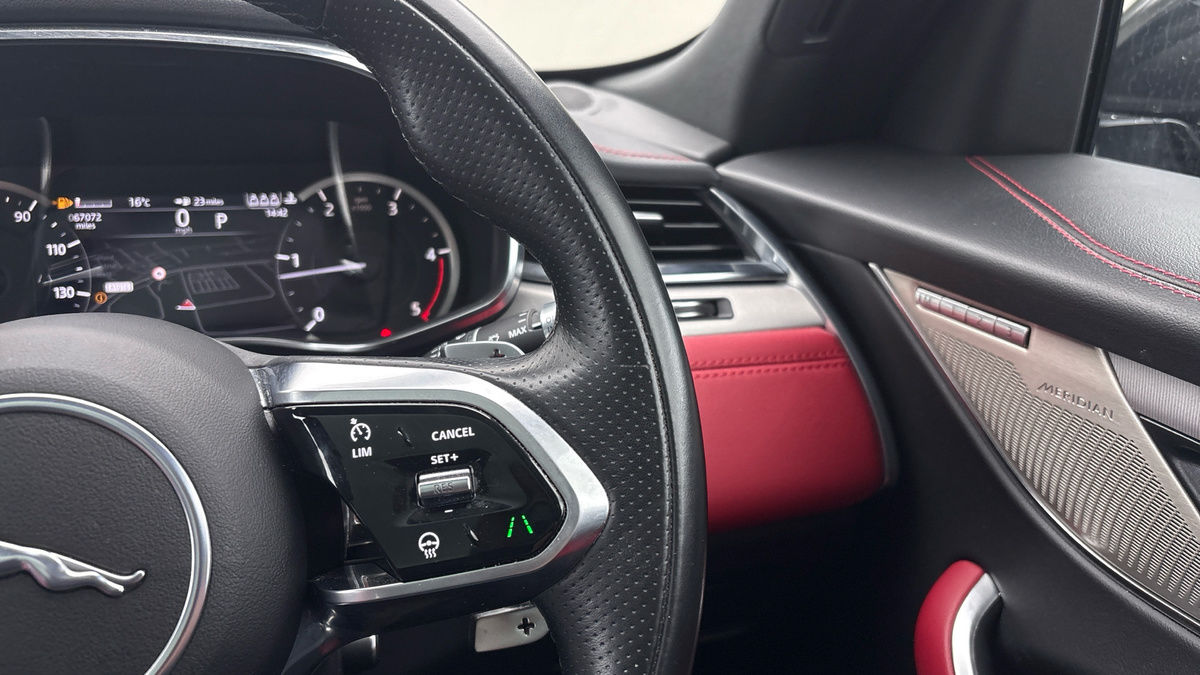 Jaguar F-PACE Image 14