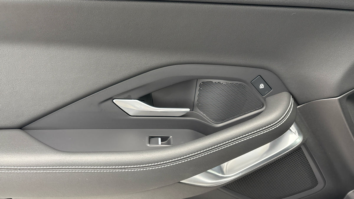 Jaguar E-PACE Image 37