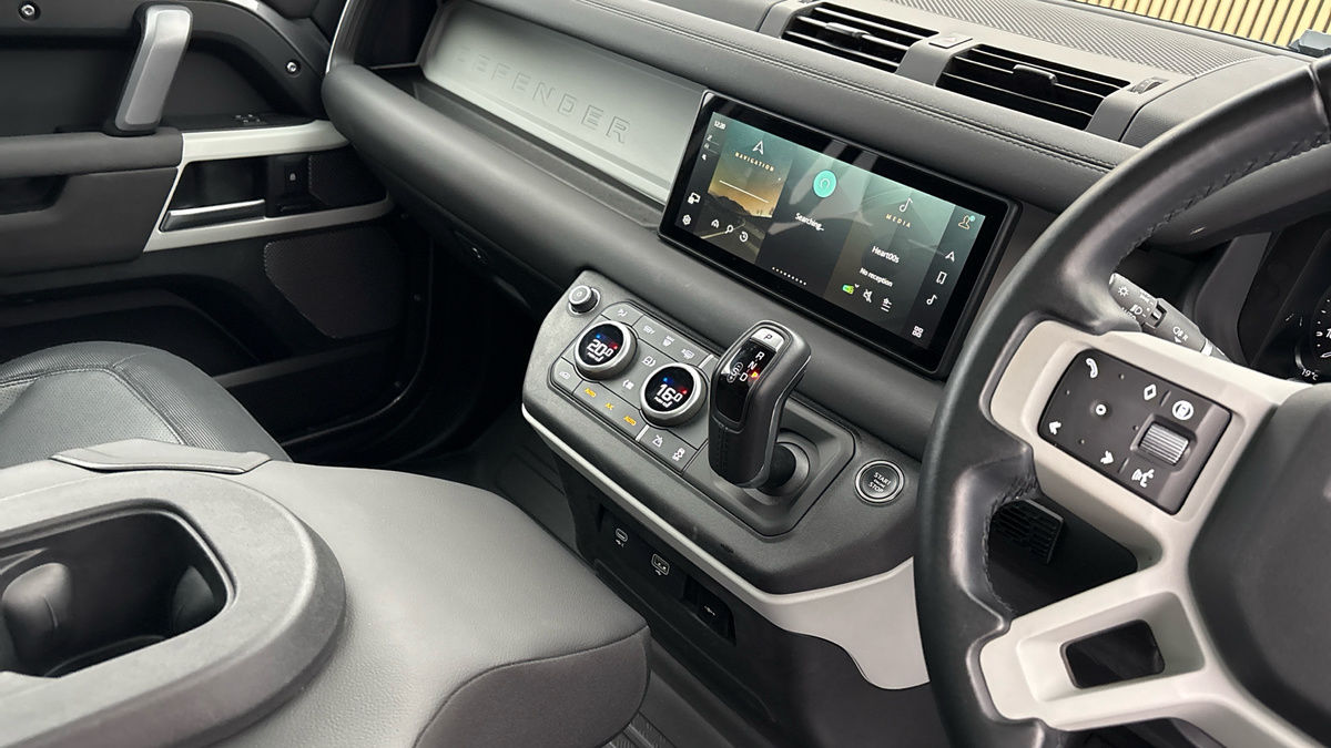 Land Rover Defender 110 Image 18