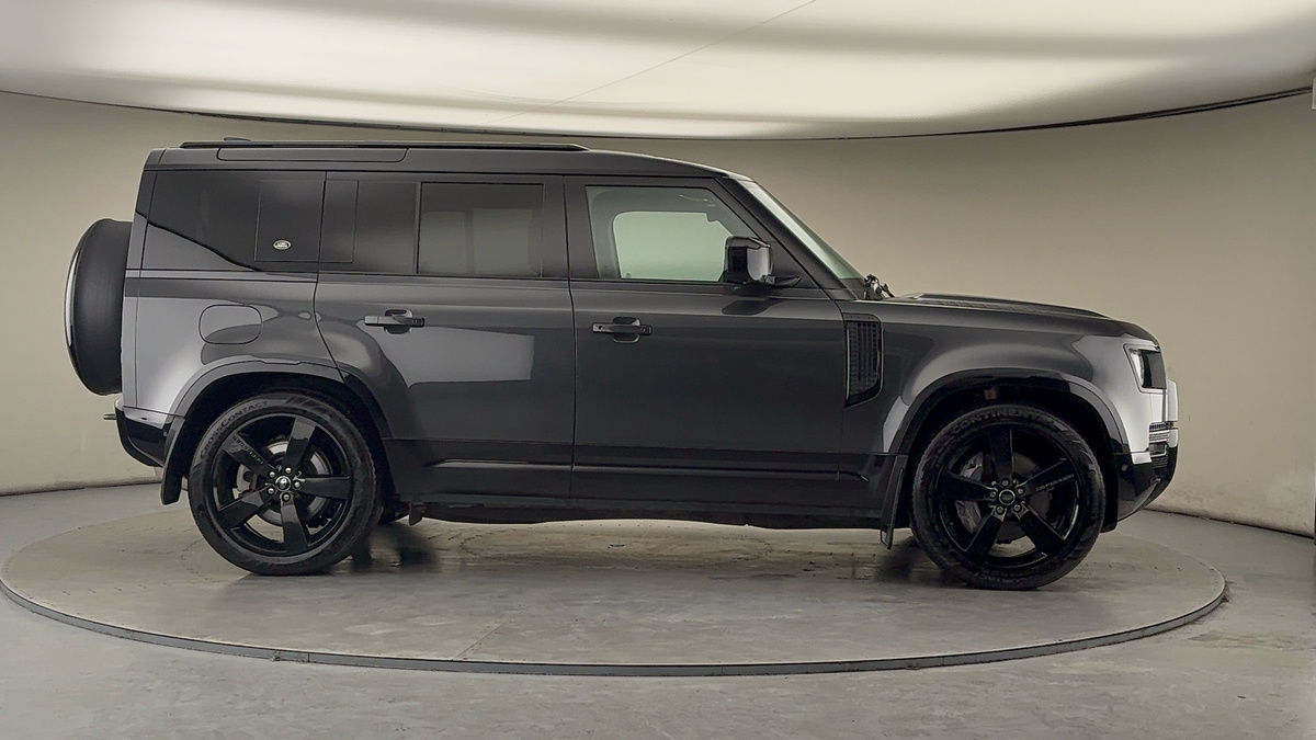 Land Rover Defender 110 Image 16