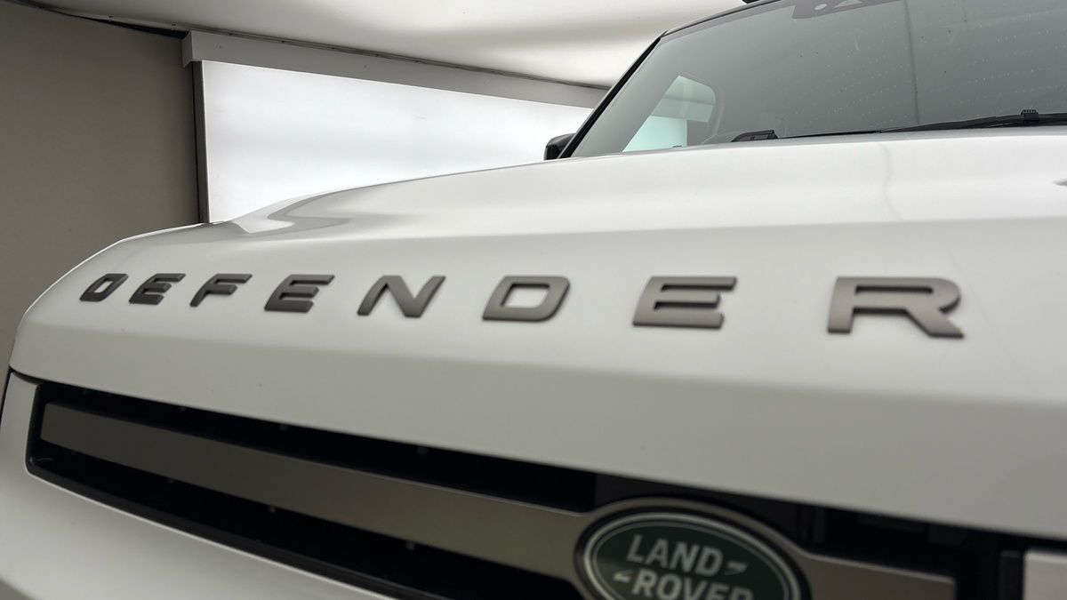 Land Rover Defender 110 Image 24