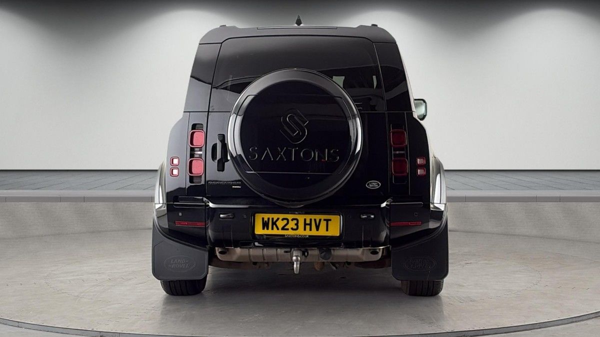 Land Rover Defender 110 Image 4