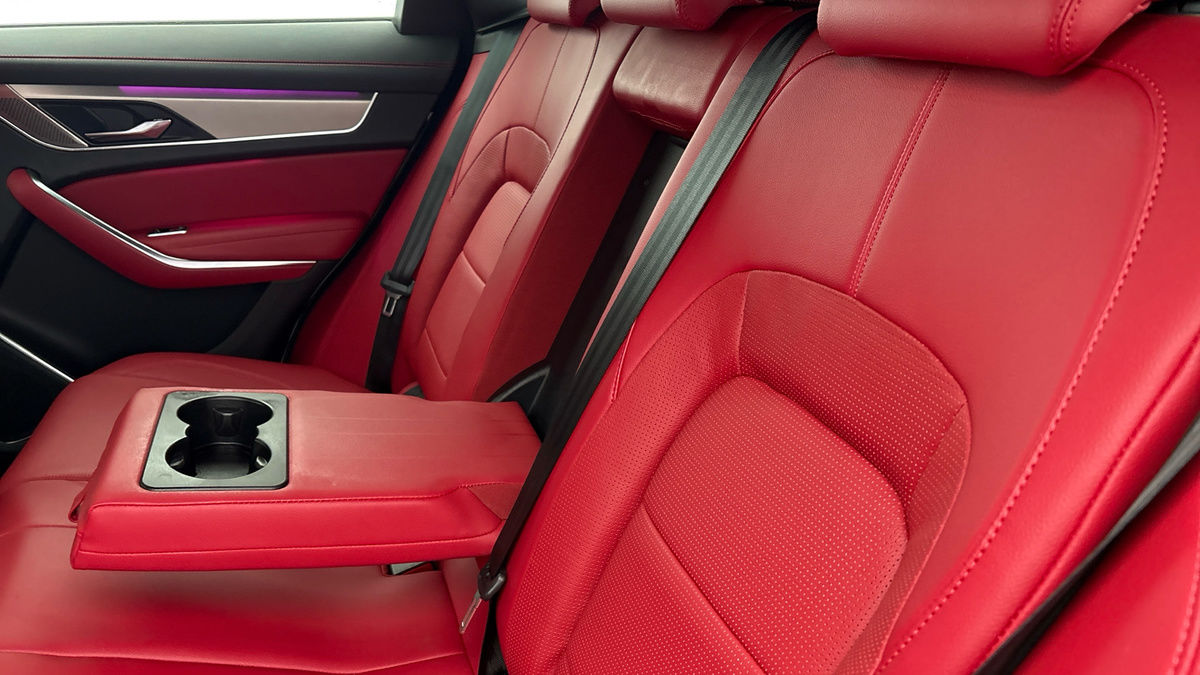 Jaguar F-PACE Image 9