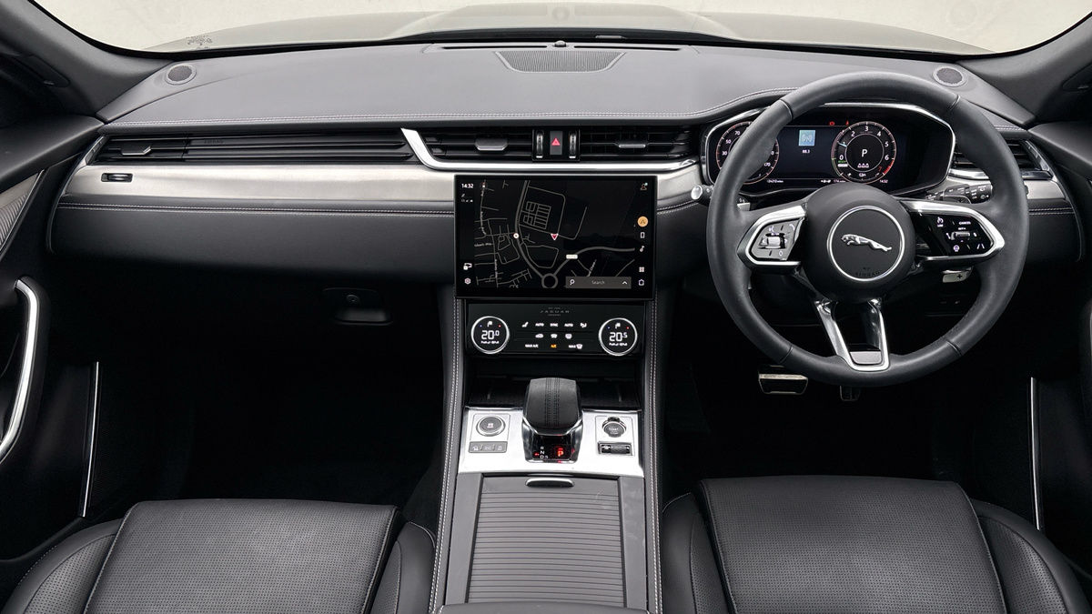 Jaguar F-PACE Image 12