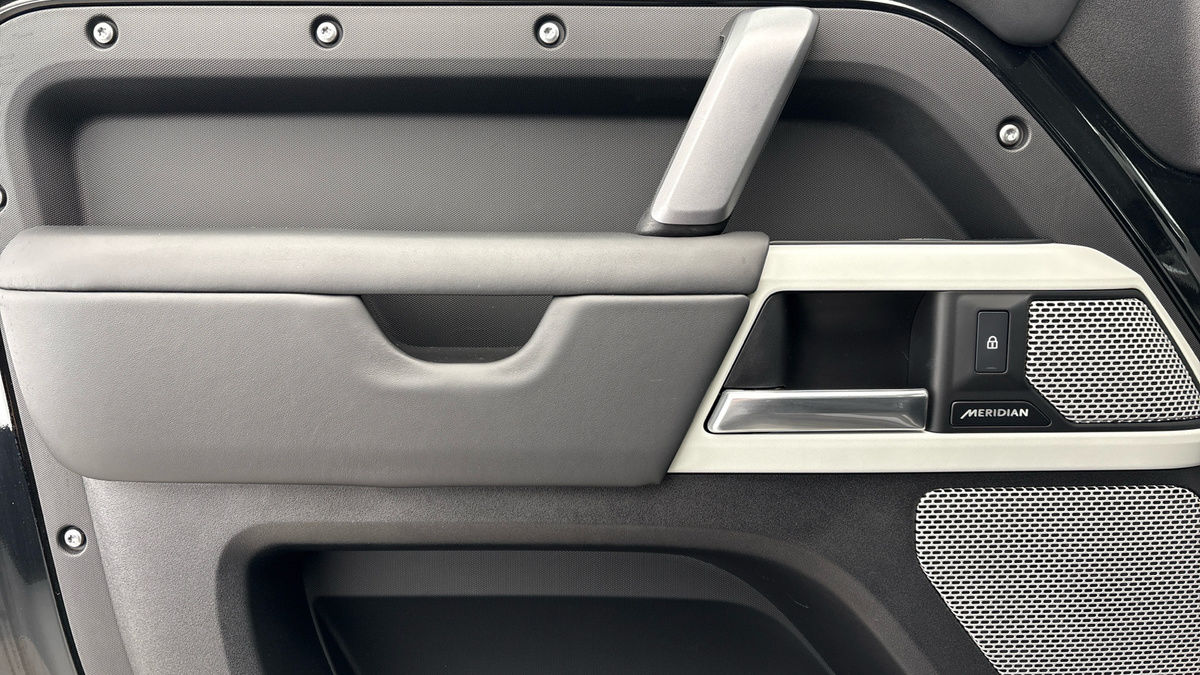 Land Rover Defender 130 Urban Image 19