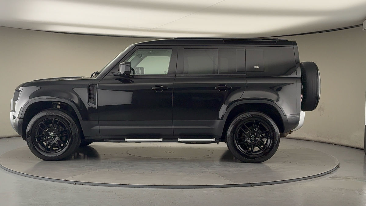 Land Rover Defender 110 Image 15