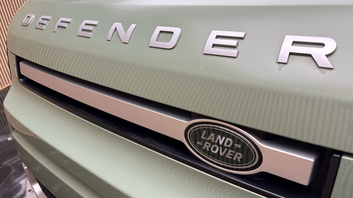 Land Rover Defender 110 Image 24