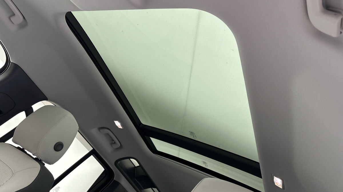 Land Rover Defender 110 Image 6