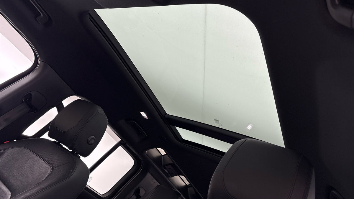 Land Rover Defender 110 Image 6