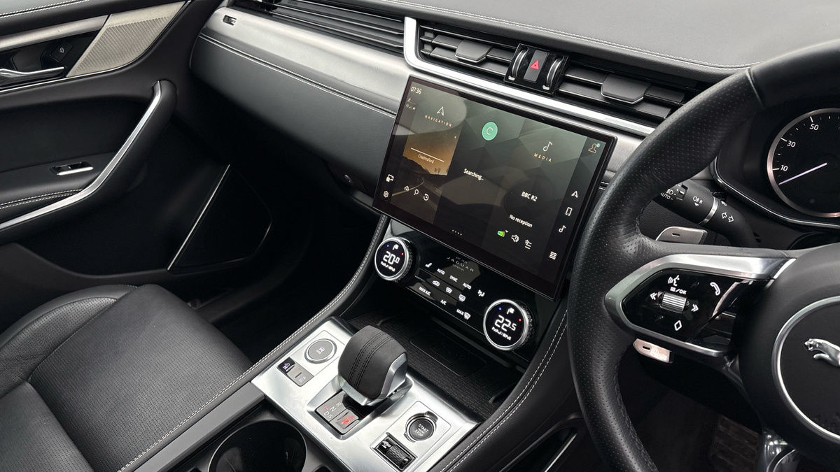 Jaguar F-PACE Image 18