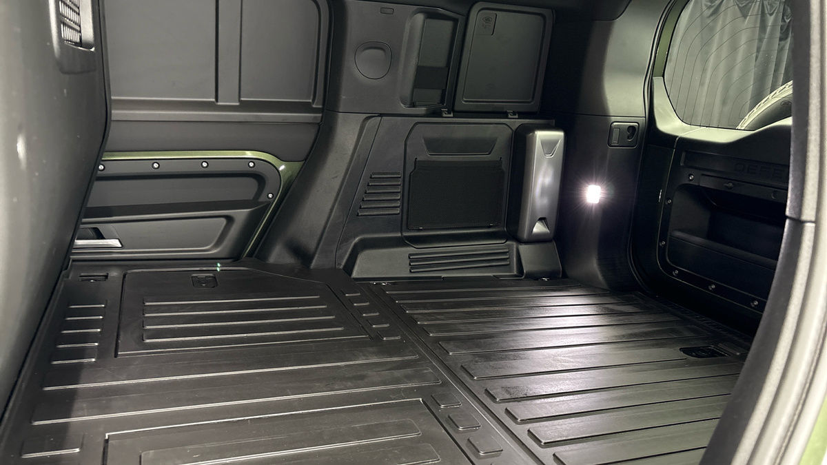 Land Rover Defender 110 Image 8