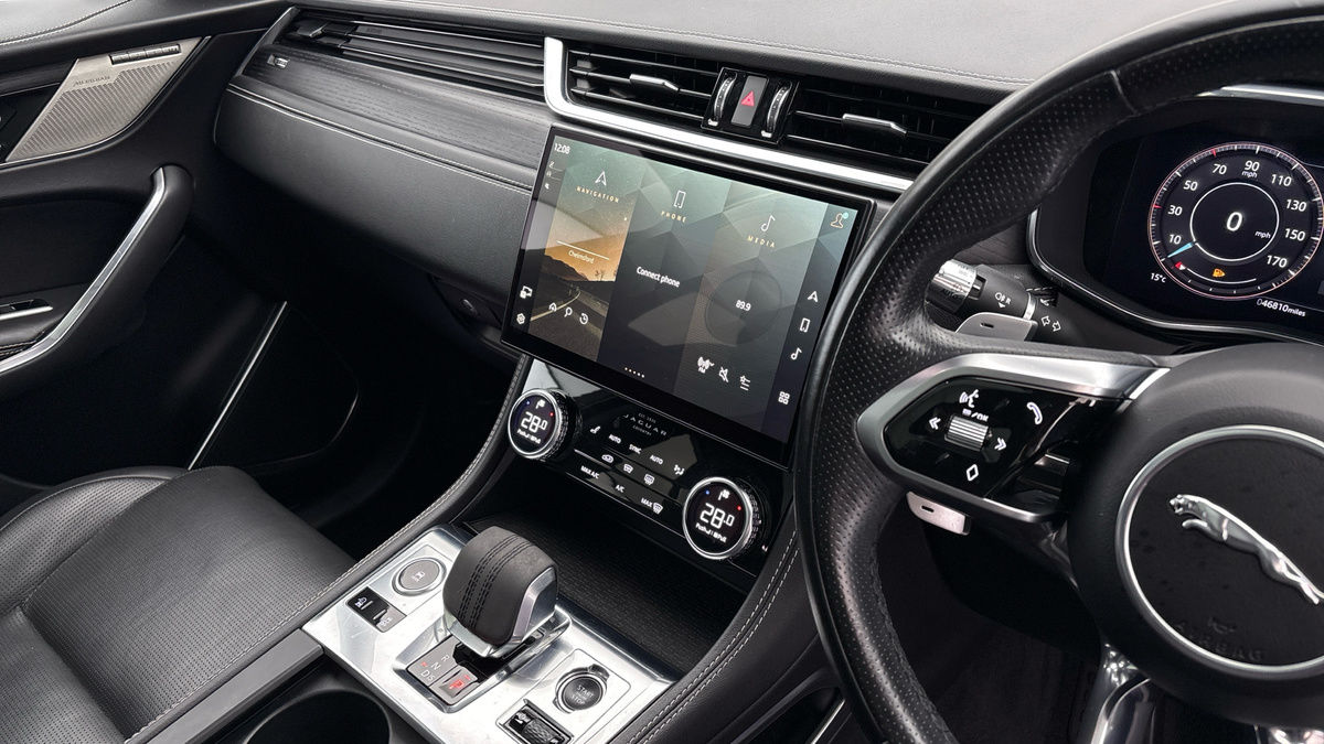 Jaguar F-PACE Image 18