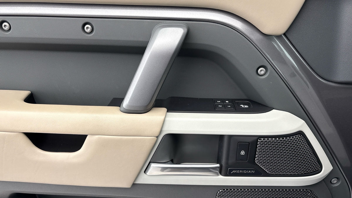 Land Rover Defender 110 Image 19