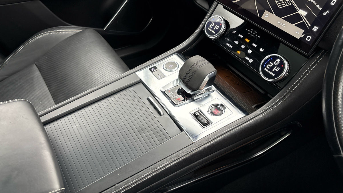 Jaguar F-PACE Image 18