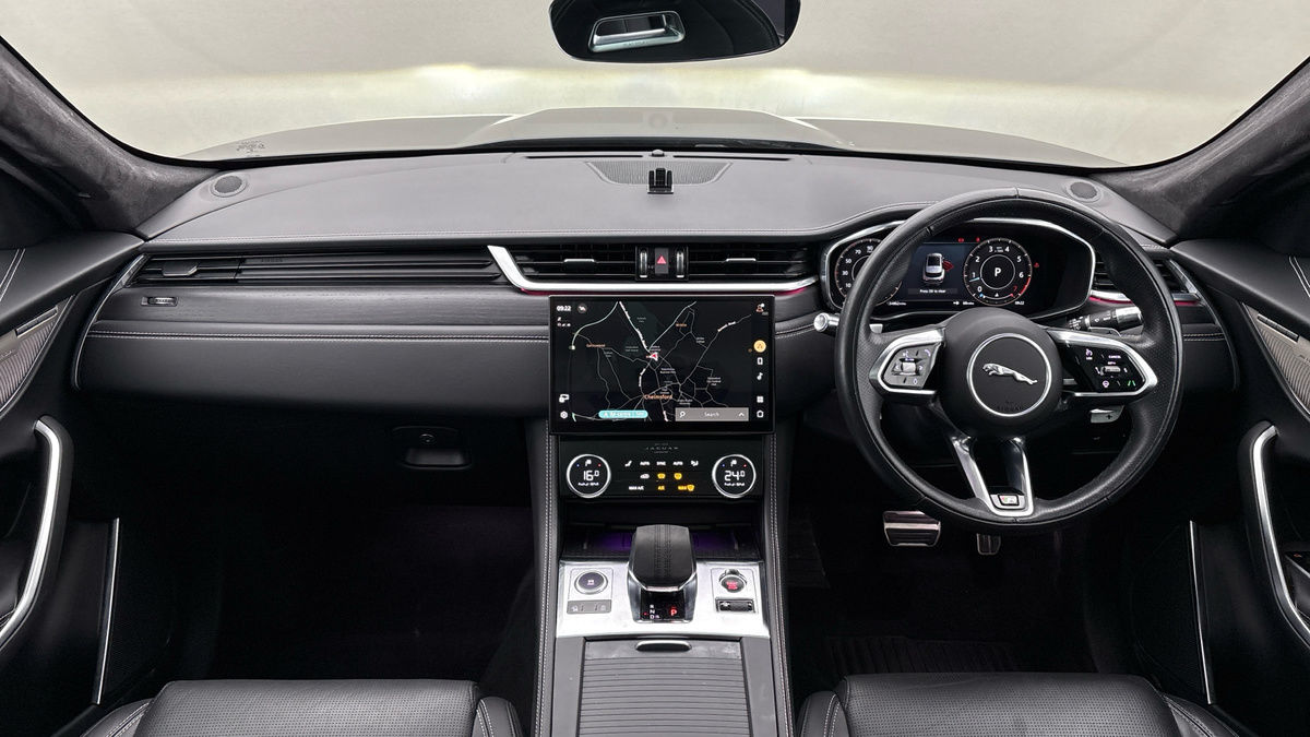 Jaguar F-PACE Image 12