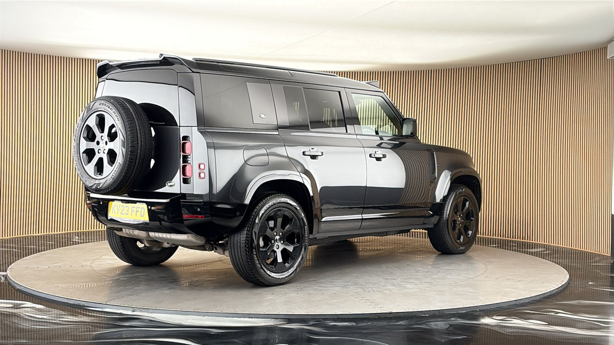 Land Rover Defender 110 Image 21