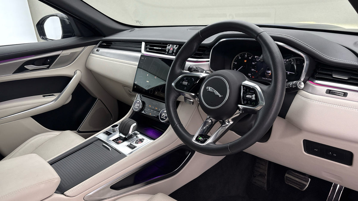 Jaguar F-PACE Image 5