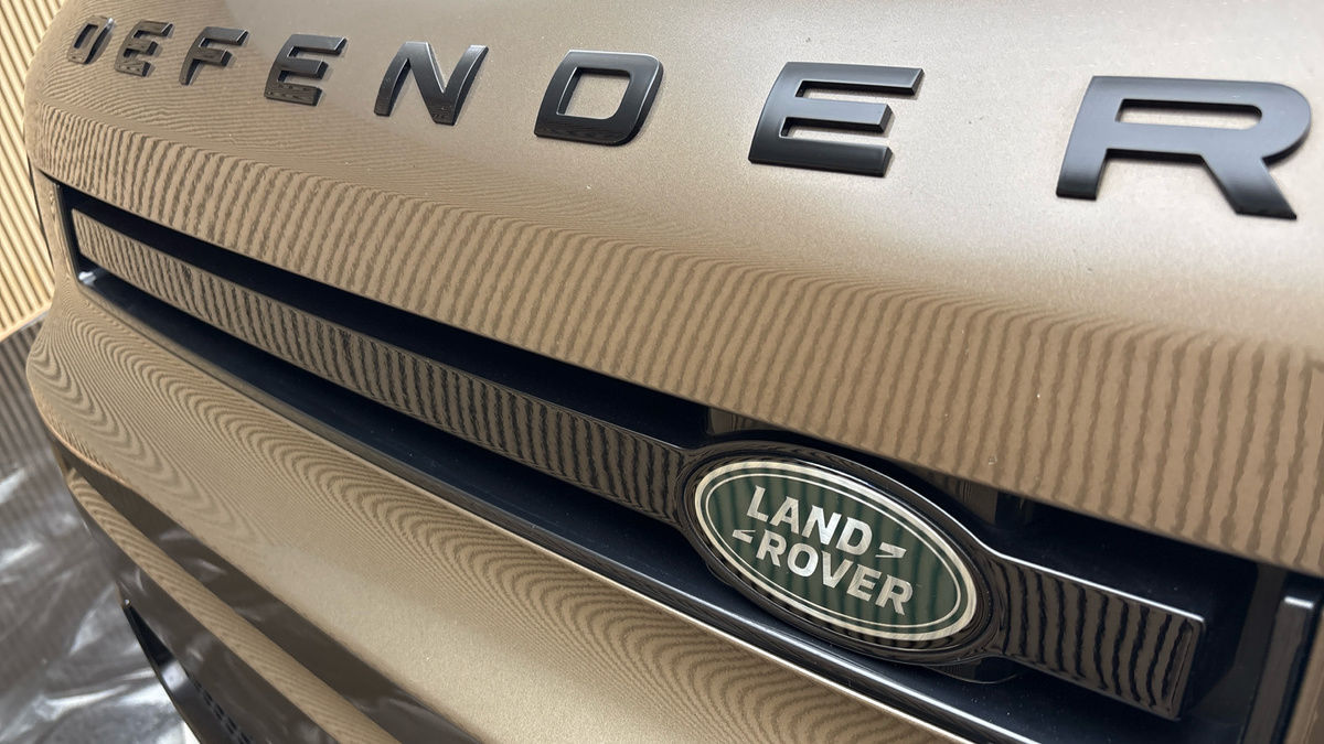 Land Rover Defender 110 Image 24