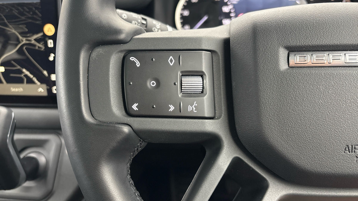 Land Rover Defender 110 Image 13
