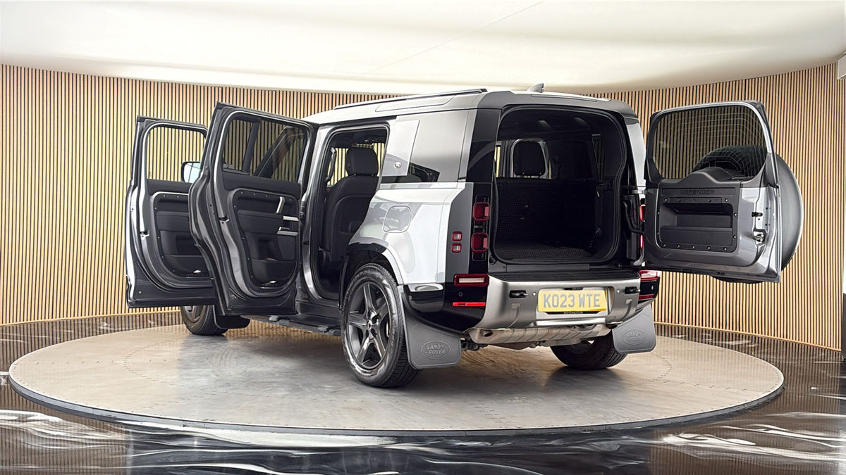 Land Rover Defender 110 Image 23