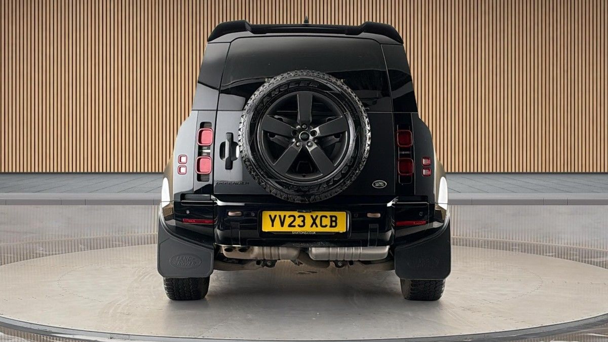 Land Rover Defender 110 Image 4