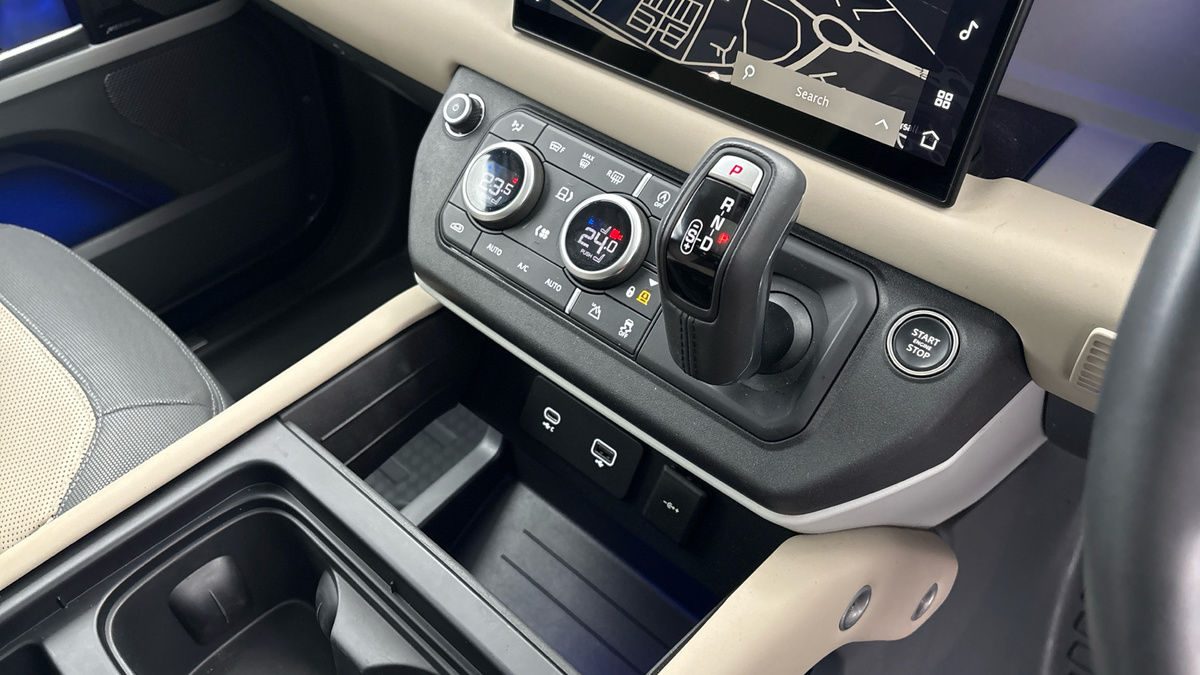 Land Rover Defender 90 Image 18