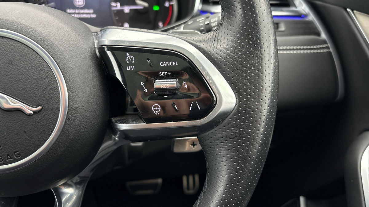 Jaguar F-PACE Image 14