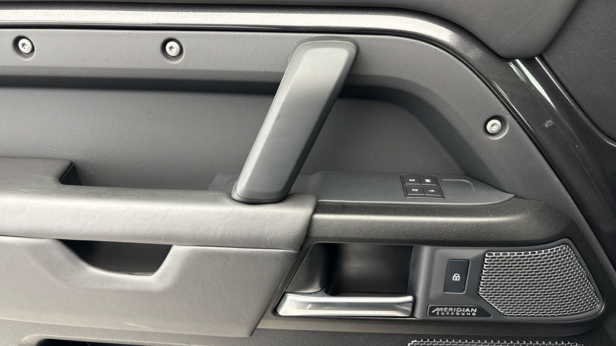 Land Rover Defender 110 Image 19