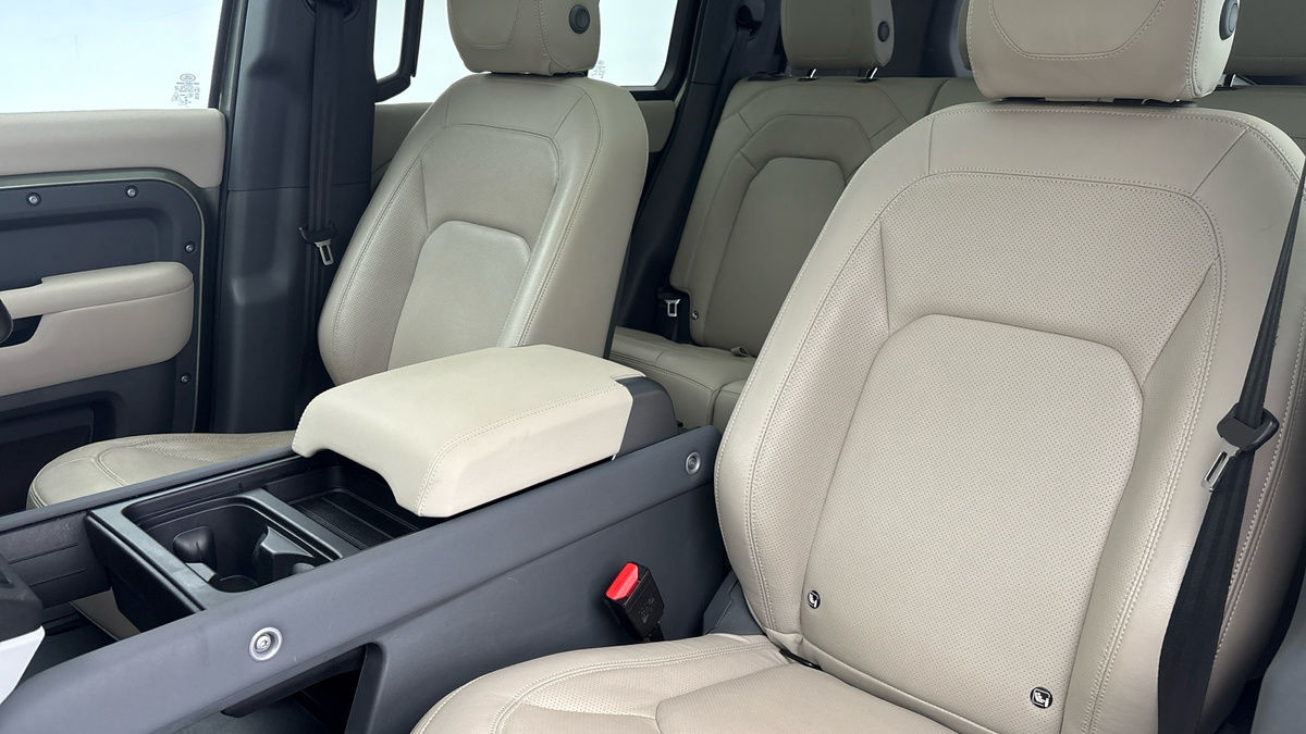 Land Rover Defender 110 Image 7