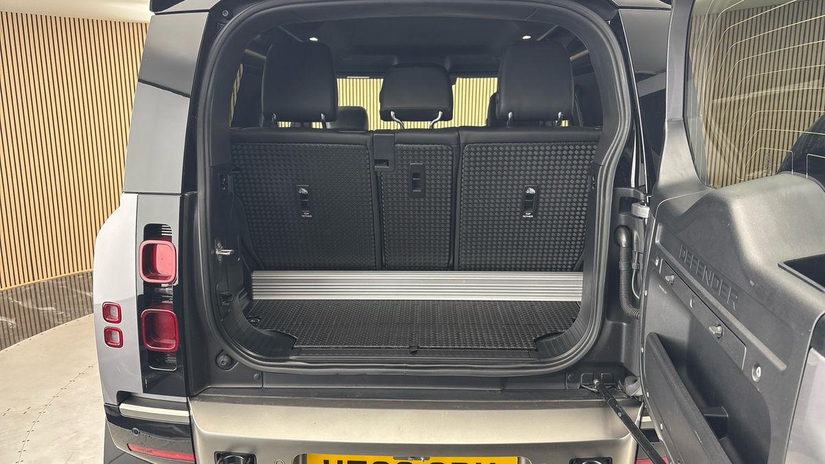 Land Rover Defender 90 Image 11