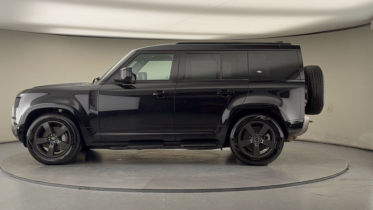 Land Rover Defender 110 Image 15