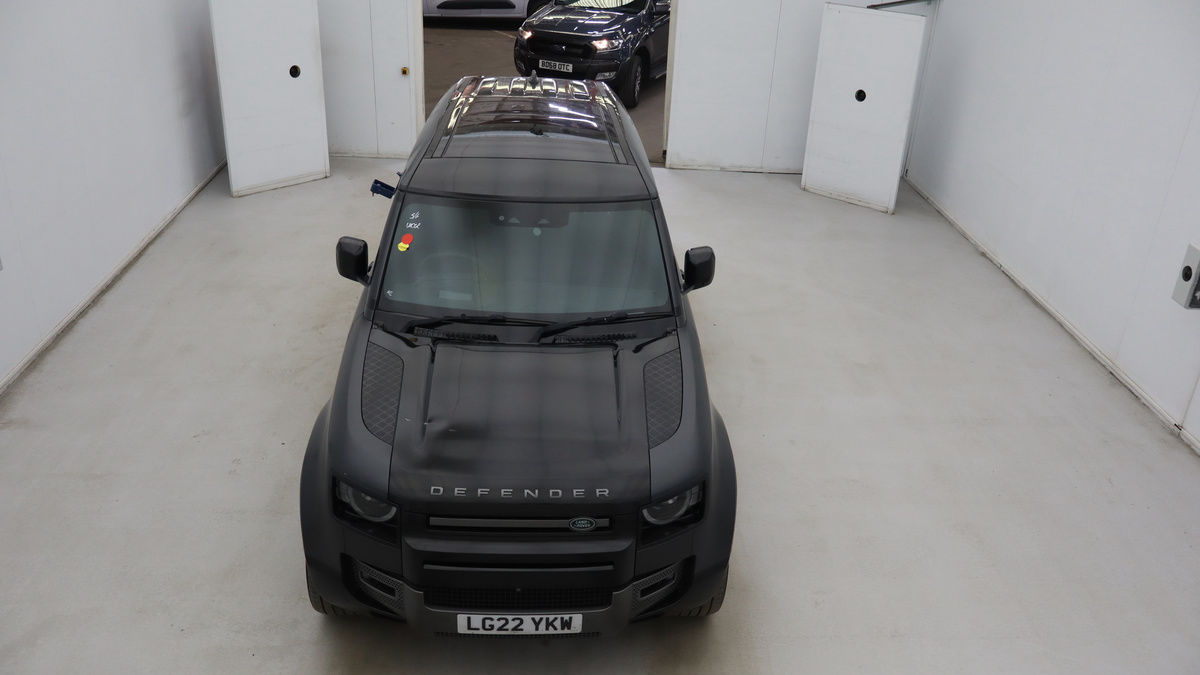 Land Rover Defender 110 Image 7
