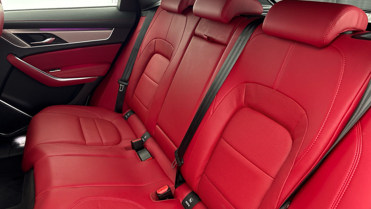 Jaguar F-PACE Image 8