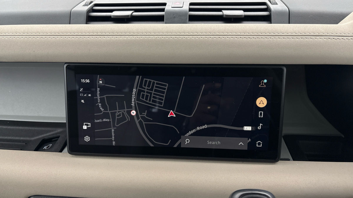 Land Rover Defender 110 Image 17