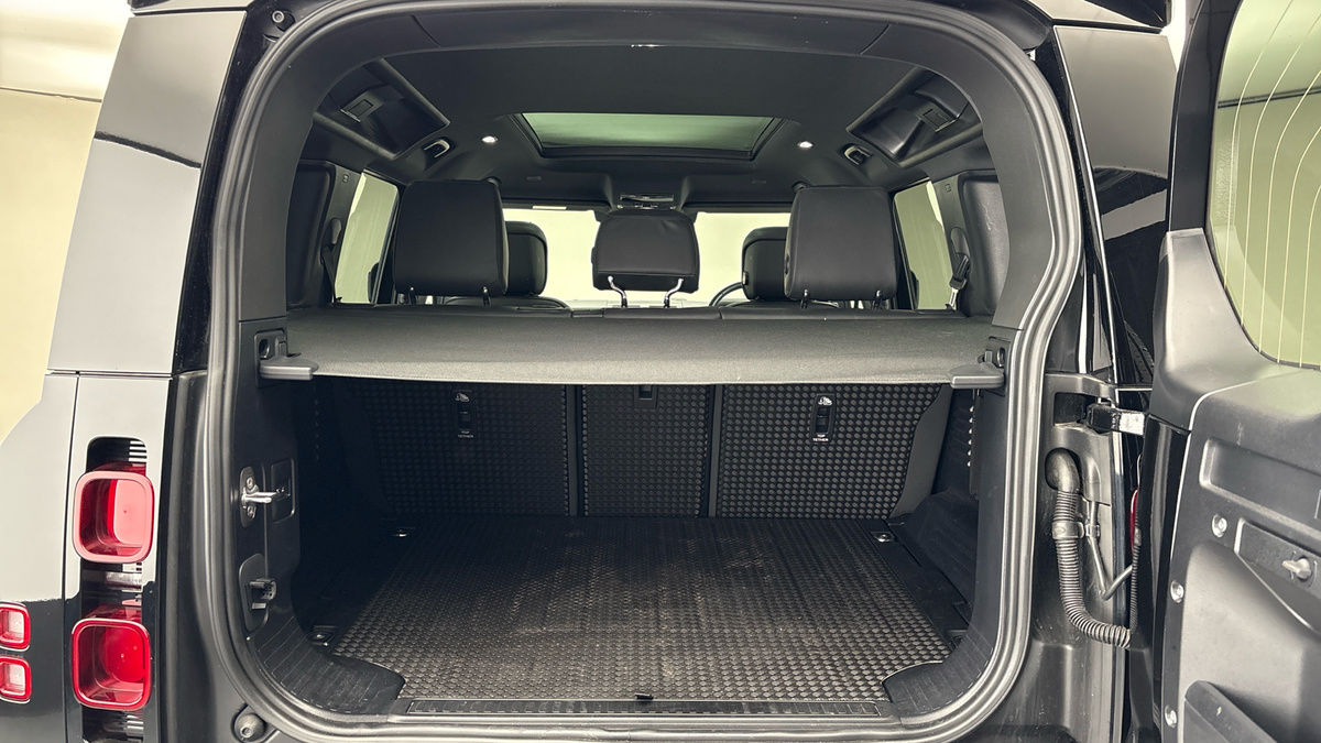 Land Rover Defender 110 Image 11