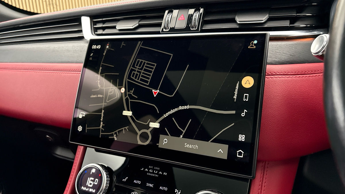 Jaguar F-PACE Image 17