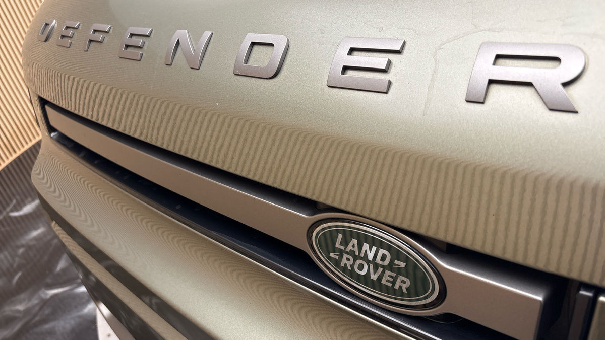 Land Rover Defender 110 Image 24
