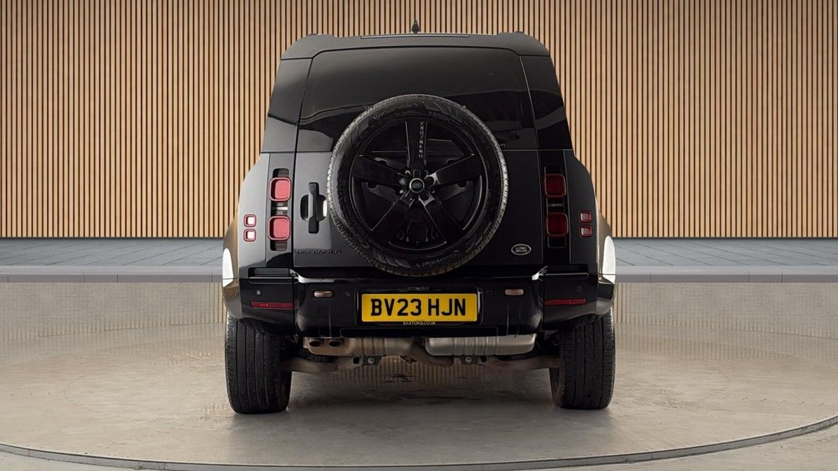 Land Rover Defender 110 Image 4