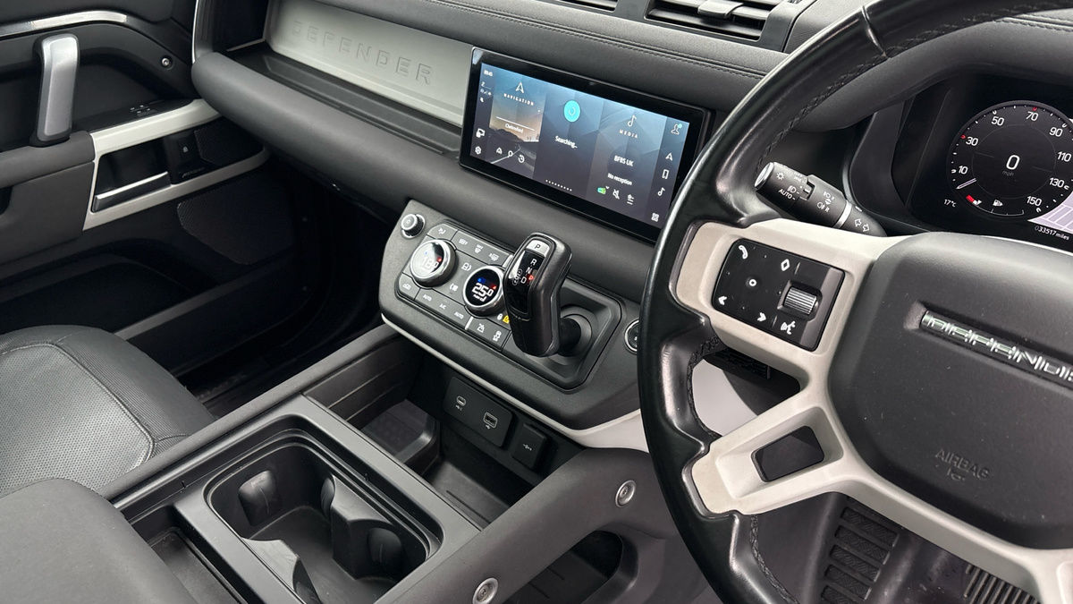 Land Rover Defender 110 Image 24