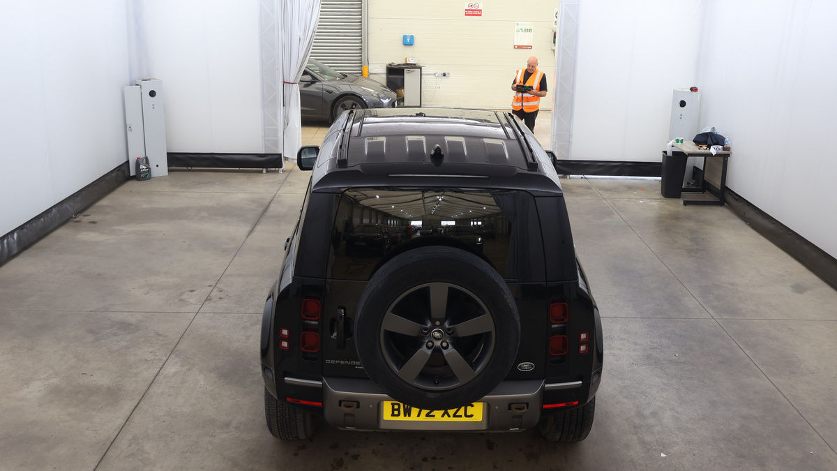 Land Rover Defender 110 Image 7