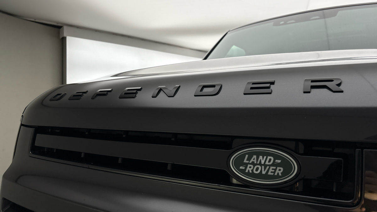 Land Rover Defender 110 Image 24