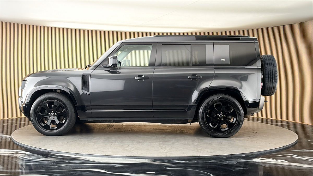 Land Rover Defender 110 Image 15