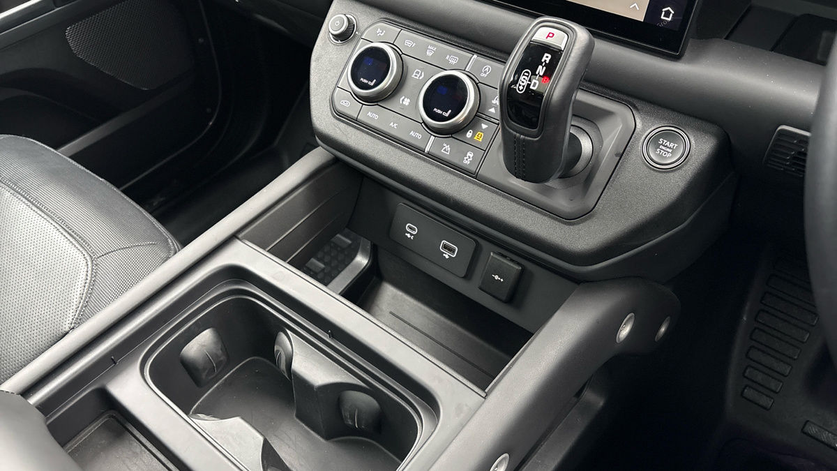 Land Rover Defender 110 Image 18