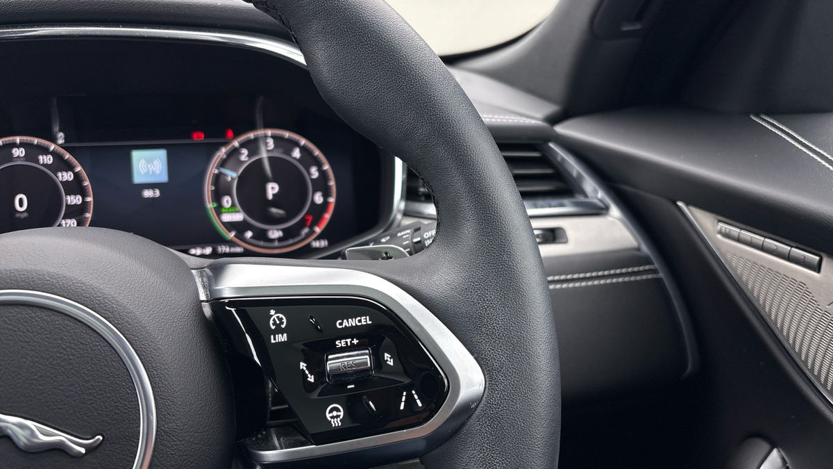 Jaguar F-PACE Image 14